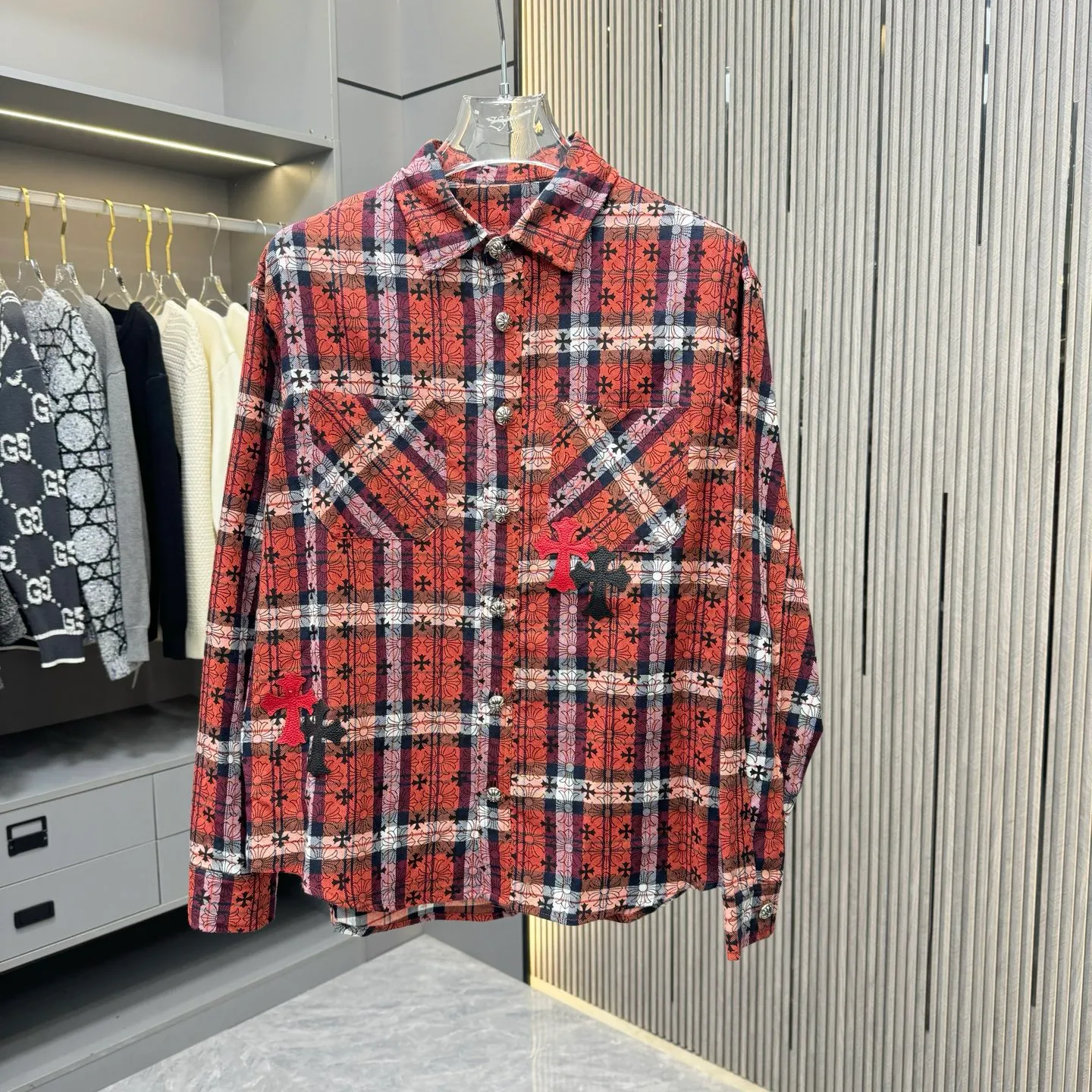 🅿️290 new arrival🆕 CH Crow Heart Horseshoe printing technology with hardware fasteners | Mid-length shirt jacket with lapel, horseshoe logo woven; letter logo buttons, the upper body effect is straight and stylish; cuff buttons are all cross buttons, and the inside is hemmed; noteworthy details are closed, the square mark on the hem must be a three-line motorcycle, not a flat machine sewing. A single piece is overweight. This quality is only available in red. Color: picture color. Size: S-xxl.